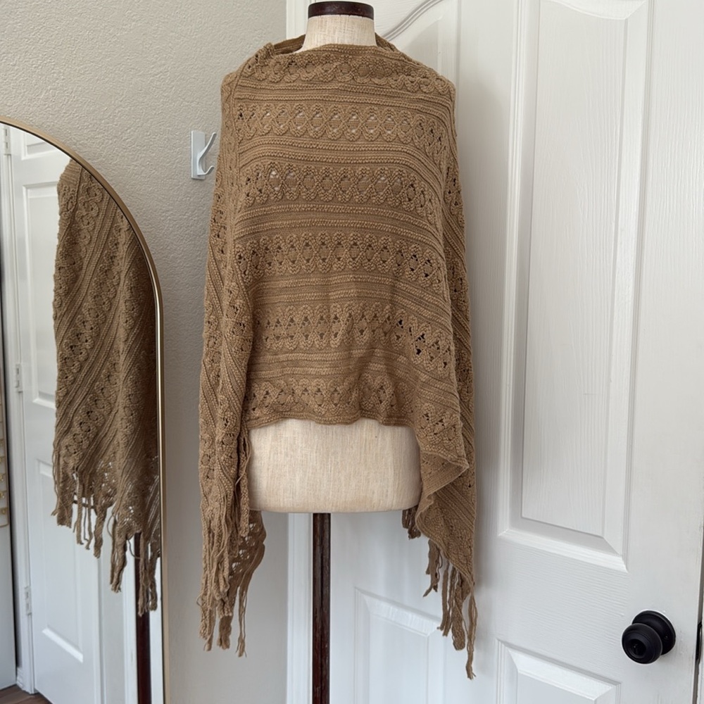 Cableknit fringe poncho